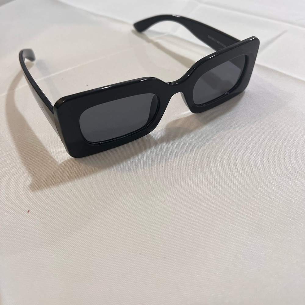 Black Rectangular Sunglasses - Picture 3 of 4